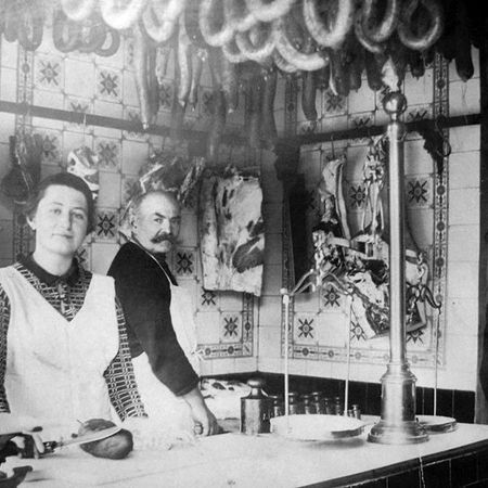 Foto unsere Metzgerei von vorherigen Generationen - ein Bild aus dem frühen 20ten Jahrhundert mit zwei Personen in Schürzen