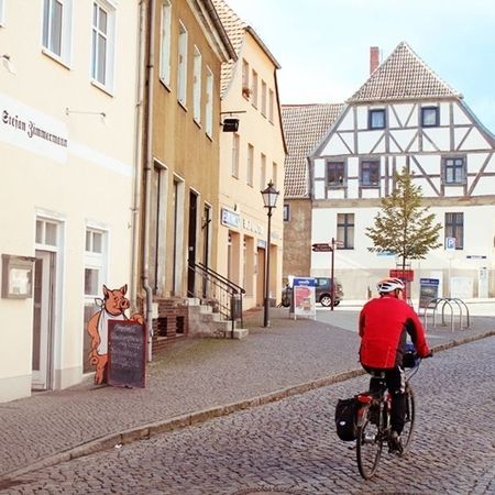 Bad Belzig - Eine Straße mit einem Fahrradfahrer