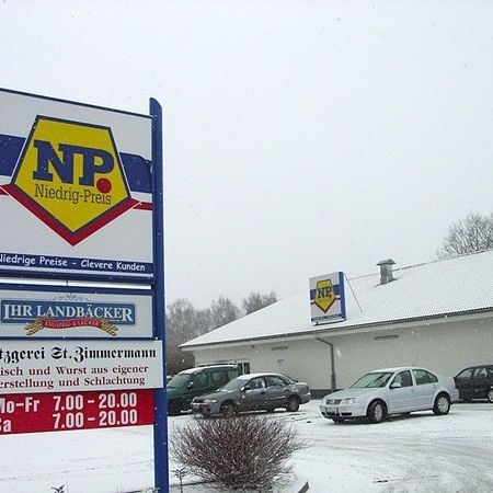 Unsere Filiale in einem NP - Markt - Blick auf den Supermarkt an einem Wintertag