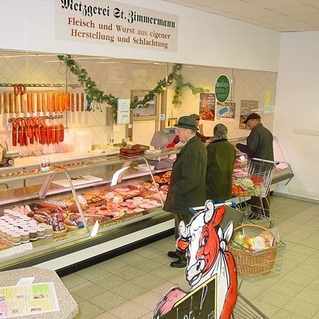 Unsere Frischetheke in Görzke - Kunden beim Einkaufen