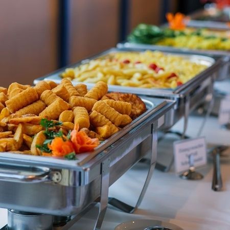 Partyservice Buffet - Verschiedene Gerichte stehen zum essen bereit