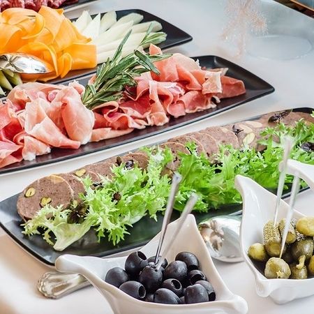 Salate und Aufschnitte stehen bei einem Cateringevent bereit