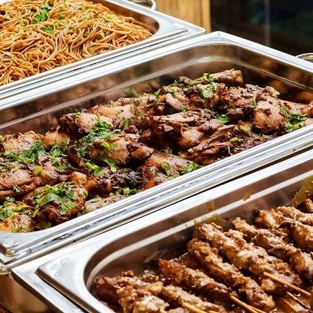 Fleischprodukte in Behälter stehen bei einem Cateringevent bereit