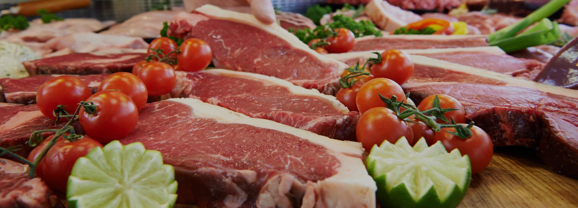 Rohes Steak mit Gemüse auf einer Tischplatte